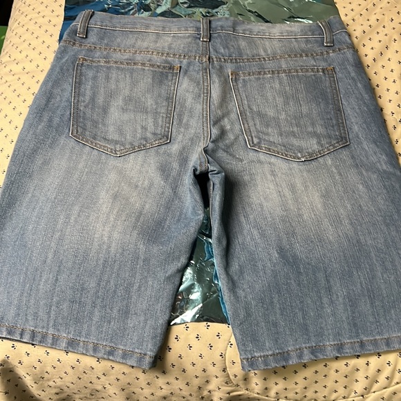 Shorts - Picture 3 of 6